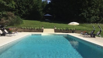 Una piscina al aire libre, una piscina climatizada