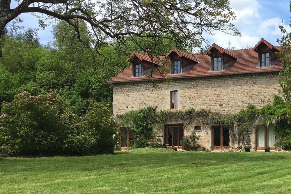 Beautiful converted barn, sleeps up to 16, private pool and close to river beach