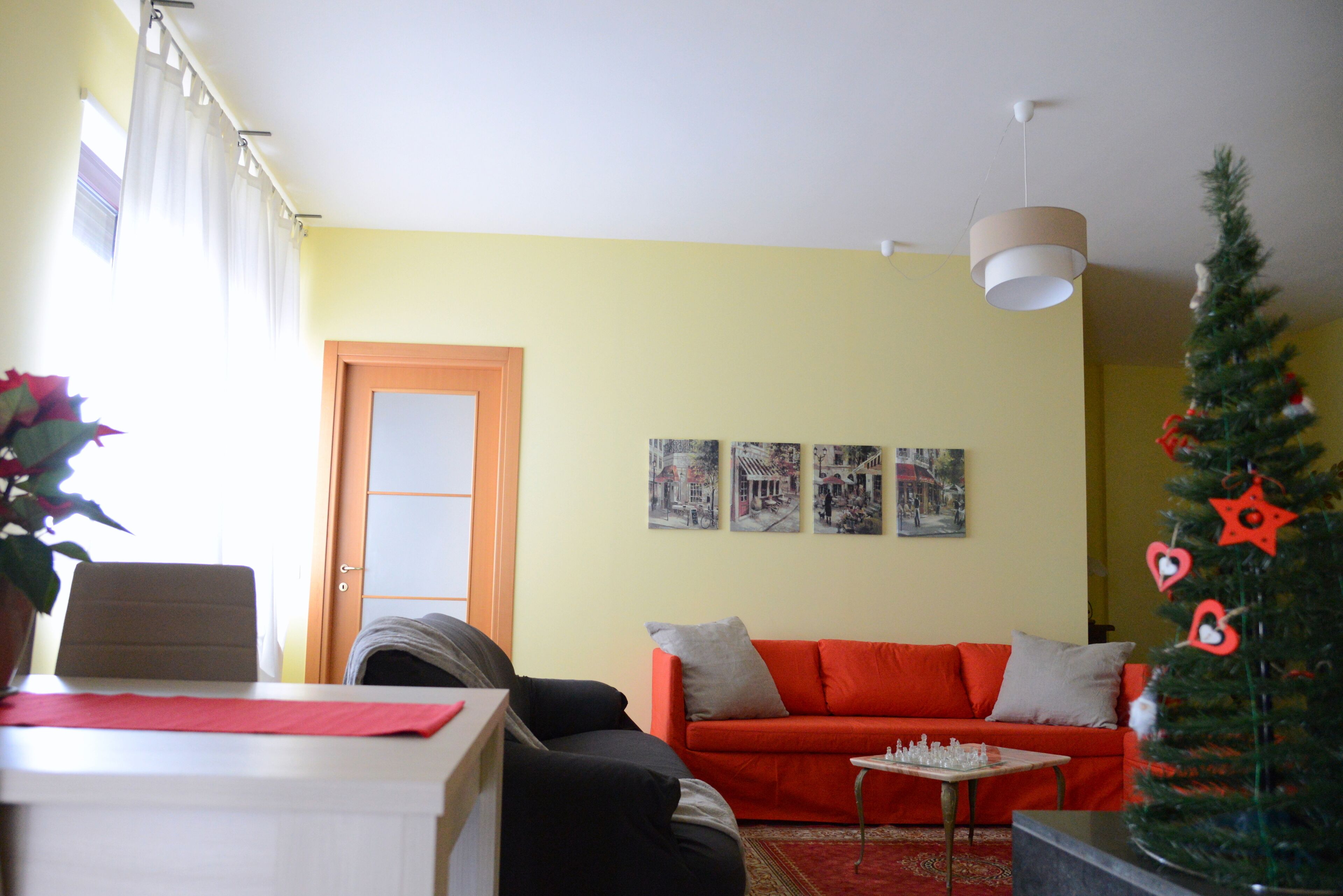 Bright and spacious three-room apartment, two bathrooms, overlooking the green, terraces, 8 beds