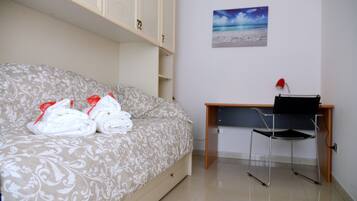 2 dormitorios, escritorio, tabla de planchar con plancha y wifi