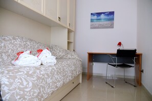 2 Schlafzimmer, Schreibtisch, Bügeleisen/Bügelbrett, WLAN