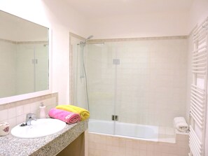 Bañera con ducha, secador de pelo, toallas