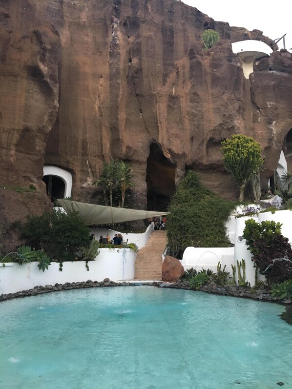 Una piscina al aire libre, una piscina climatizada