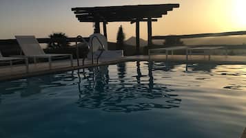 Een buitenzwembad, een verwarmd zwembad