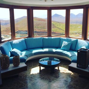 Una Smart TV, un reproductor de DVD, libros, un reproductor estéreo