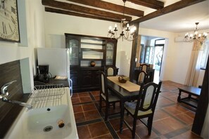 Frigorífico, horno y placa de cocina
