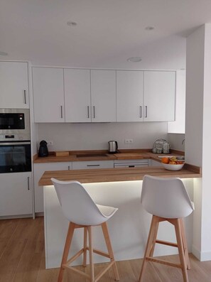 Fridge, microwave, oven, stovetop - House with garden and private pool. (Almuñécar)