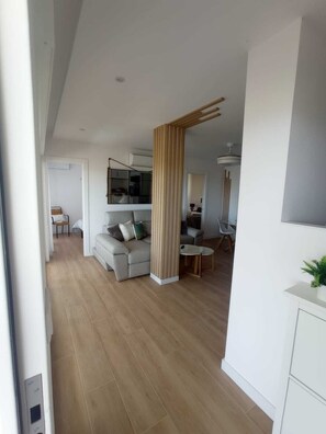 Smart-tv, tafelvoetbal, een tafeltennistafel en boeken