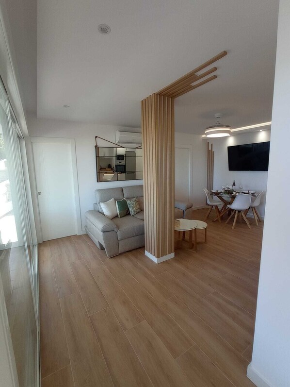 Smart-tv, tafelvoetbal, een tafeltennistafel en boeken