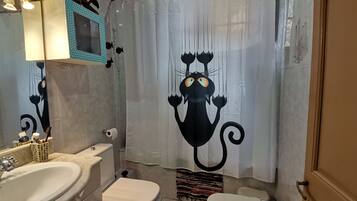 Bathtub, hair dryer, bidet, towels