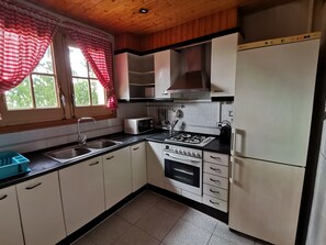Réfrigérateur, micro-ondes, four, cafetière/bouilloire