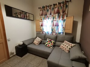 Télévision, livres, chaîne hi-fi, espaces bureaux