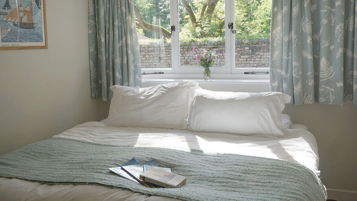 2 間睡房、書桌、熨斗/熨衫板、可攜式嬰兒床