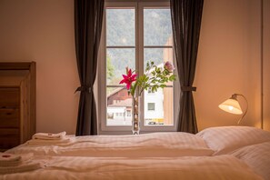 3 bedrooms, iron/ironing board, WiFi, bed sheets - Exquisite Holiday Apartment in Interlaken's Heart (Matten bei Interlaken)