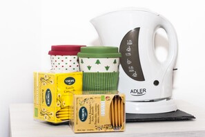 فطور من الأطباق المحلية يوميًا بتكلفة قدرها (5 EUR للشخص)