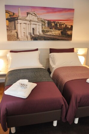 ملاءات للفراش لا تسبب الحساسية ومكتب ومساحة عمل للكمبيوتر المحمول