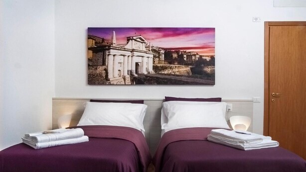 Hypo-allergenic bedding, desk, laptop workspace, soundproofing - CityWalls Guest House Bergamo (Bergamo)