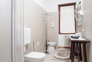 Shower, rainfall showerhead, free toiletries, hair dryer