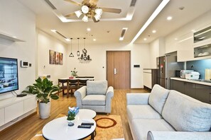 Chambre Quadruple Ville, 4 chambres, non-fumeurs, vue ville | Coin séjour | Télévision LCD