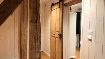 Meja kerja, Wi-Fi gratis, dan seprai linen