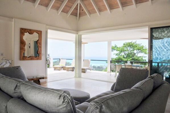 Téléviseur connecté, lecteur de DVD, livres, sélection de musique