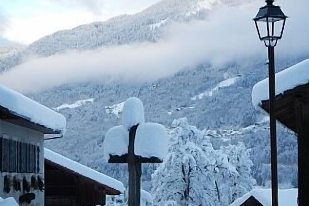 Alpine Apartment With Stunning Mountain Views And Easy Access To Ski Pistes