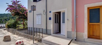 Cozy 2-Bedroom Apartment, Pet-friendly with Parking