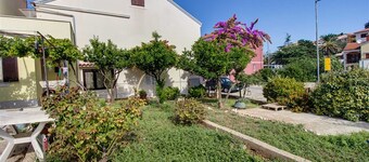 Cozy 2-Bedroom Apartment, Pet-friendly with Parking