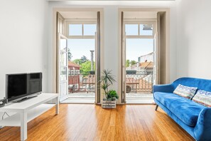 TV, bøker og stereoanlegg