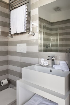Douche, sèche-cheveux, bidet, serviettes fournies