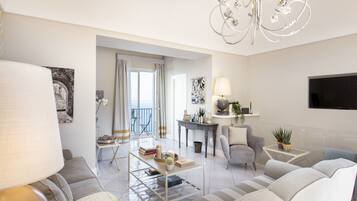 Télévision, cheminée, écrans d'ordinateur