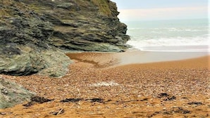 A rocky beach with a cliff and ocean view. - Mobil-Homes Deux Chambres (Saint-Jean-de-Monts)