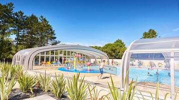 2 piscines couvertes, piscine extérieure (ouverte en saison)