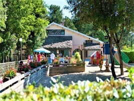 Área de juegos infantiles al aire libre