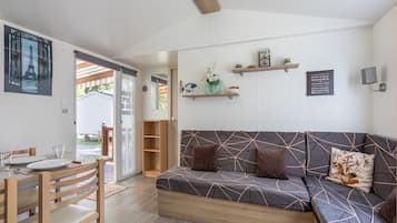 Family Mobile Home, Multiple Beds, Non Smoking (10) | Living area | TV