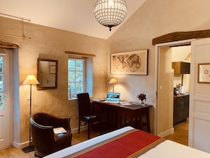1 bedroom, desk, iron/ironing board, free WiFi - Gîte des Fougères - Manoir de la Fieffe - The countryside in Cherbourg-en-Cotentin. (Cherbourg-En-Cotentin)