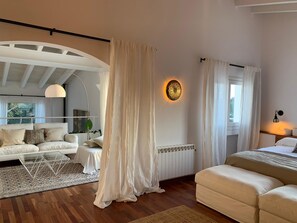 5 bedrooms, iron/ironing board, WiFi, bed sheets