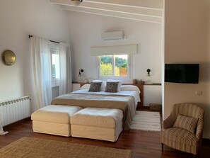 5 bedrooms, iron/ironing board, WiFi, bed sheets - LAST MINUTE SPECIAL OFFER- luxurious secluded house with pool (San Luis)