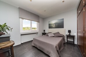 5 bedrooms, iron/ironing board, WiFi, bed sheets