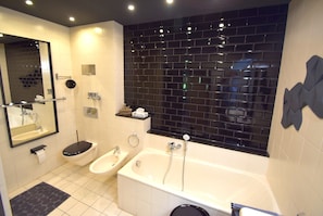 Condo superluxo, 2 quartos, para não fumantes, sacada | Banheiro | Banheira de imersão, produtos de toalete grátis, secador de cabelo