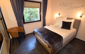 Grand Apartment, 3 Bedrooms, Non Smoking, Ground Floor | Premium bedding, down comforters, individually decorated - Besotel (Erkrath)