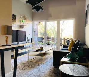 Apartament Deluxe | Sala d'estar | Televisor de pantalla plana, reproductor de DVD i terres tèrmics