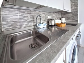 Réfrigérateur, micro-ondes, plaque de cuisson, cafetière/bouilloire