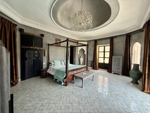 6 chambres, coffres-forts dans les chambres, fer et planche à repasser