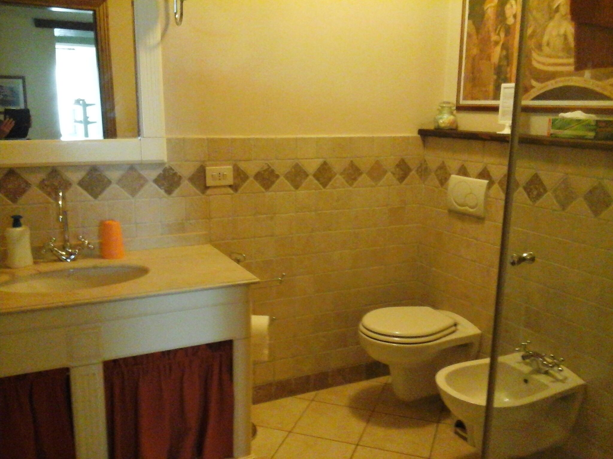 Une salle de bain équipée d’un lavabo, de toilettes et d’un bidet.