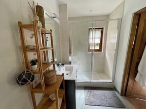 Badewanne, Haartrockner, Handtücher, Seife