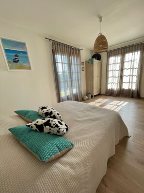 4 quartos, escrivaninha, ferros/tábuas de passar roupa, berço de viagem