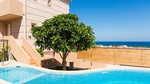 Een verwarmd zwembad