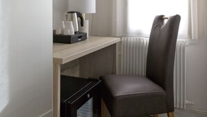 A room with a desk, chair, and a television. - Hôtel du Golfe (Balaruc-les-Bains)