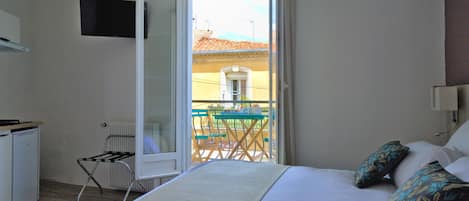 Deluxe Studio | Egyptian cotton sheets, premium bedding, pillowtop beds, in-room safe